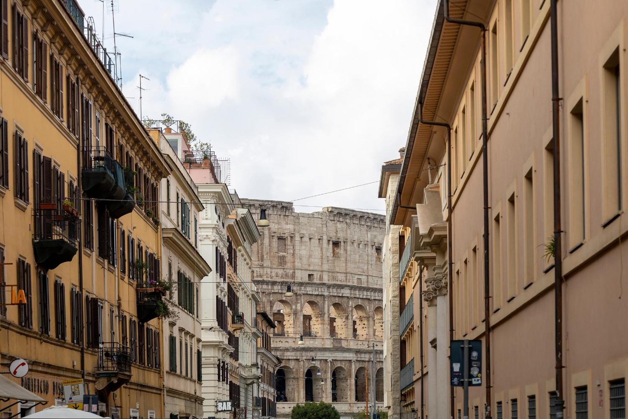 Views Of The Coliseum Apartment Rome