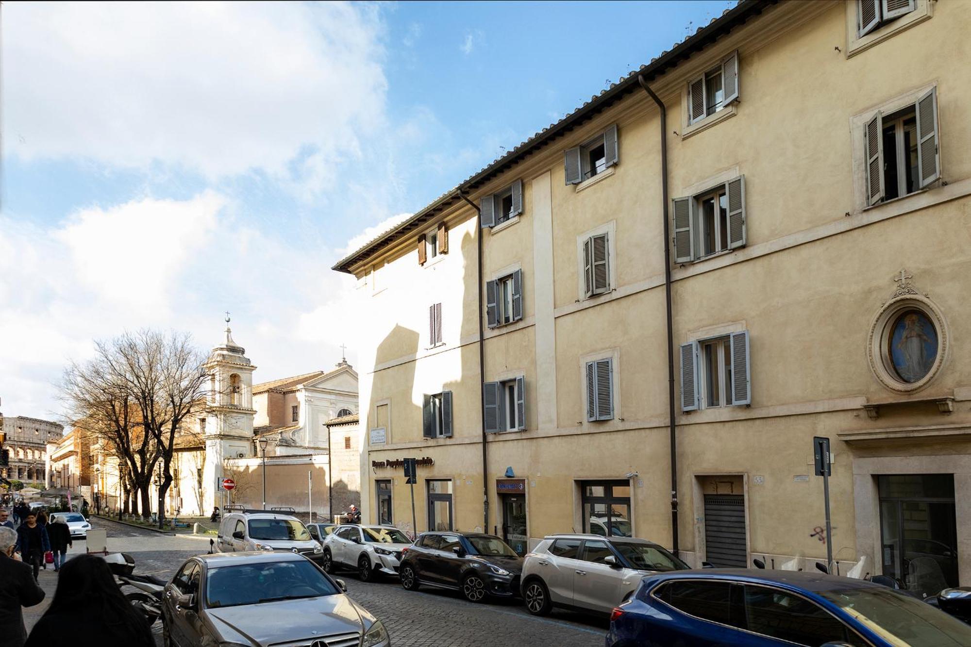 Views Of The Coliseum Apartment *
