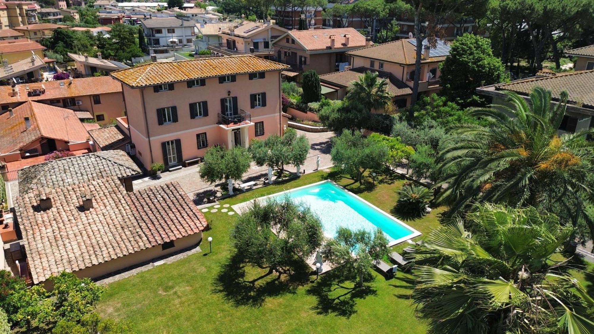 Con Piscina Villa
