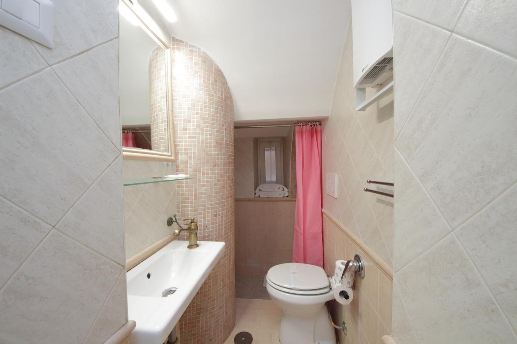 Ych-lovely Near Termini Station Rome