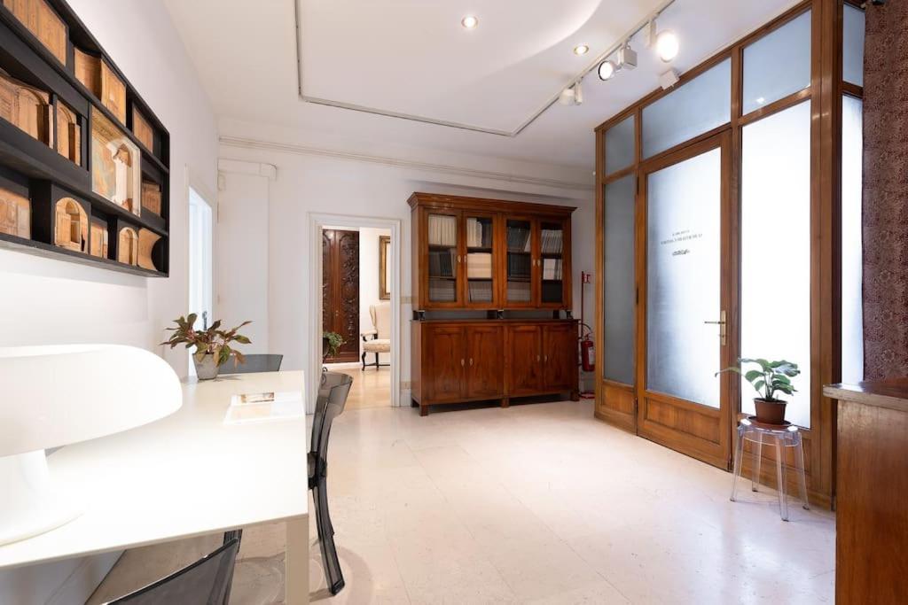 Luxurious Of The Antiquarian At Spanish Steps Apartment