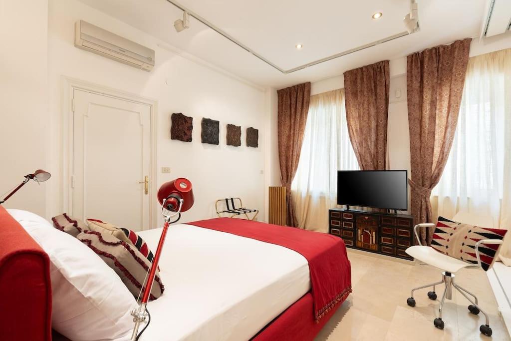 Luxurious Of The Antiquarian At Spanish Steps Apartment