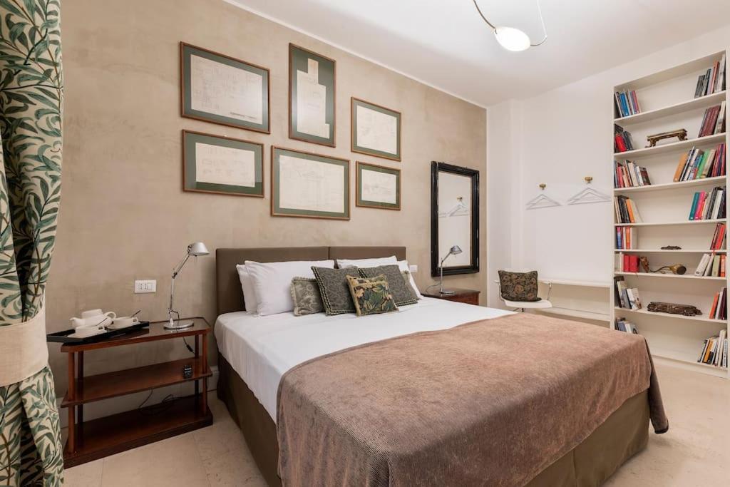 Luxurious Of The Antiquarian At Spanish Steps Apartment