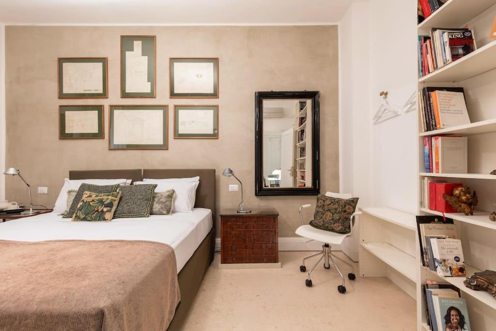 Luxurious Of The Antiquarian At Spanish Steps Apartment Rome
