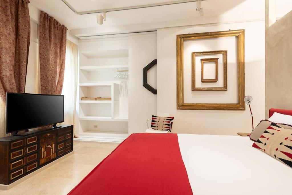 Luxurious Of The Antiquarian At Spanish Steps Apartment *