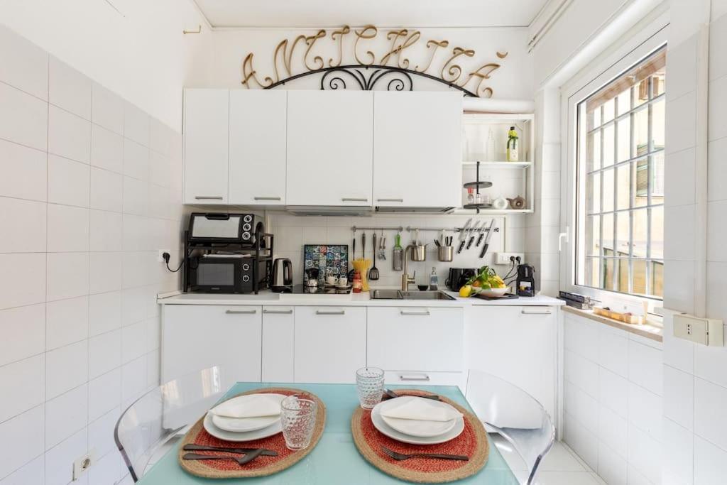 Luxurious Of The Antiquarian At Spanish Steps Apartment Rome