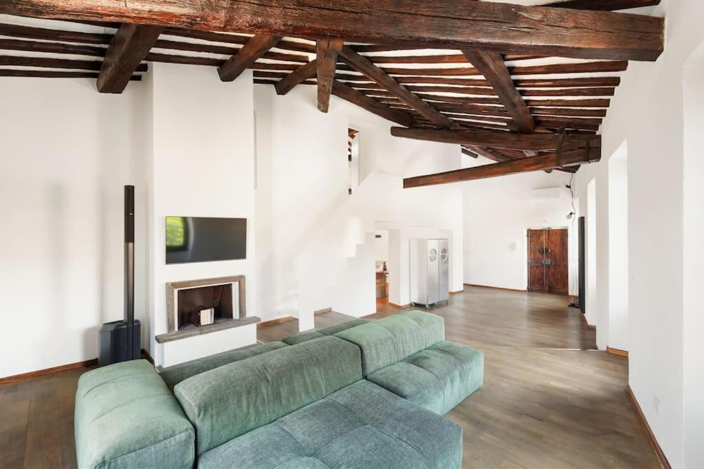 Casa Garibaldi, A Burghesius *