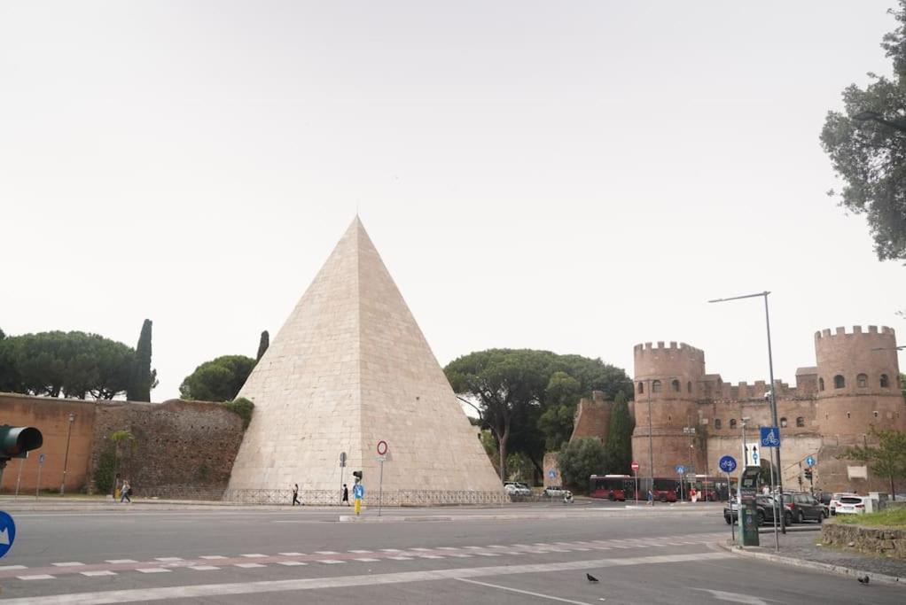 Domus Piramide Apartment Rome
