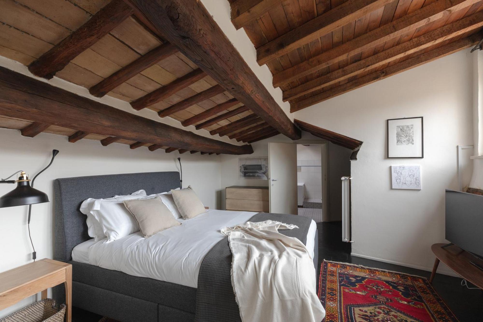 Classic And Chic In Trastevere Apartment Rome