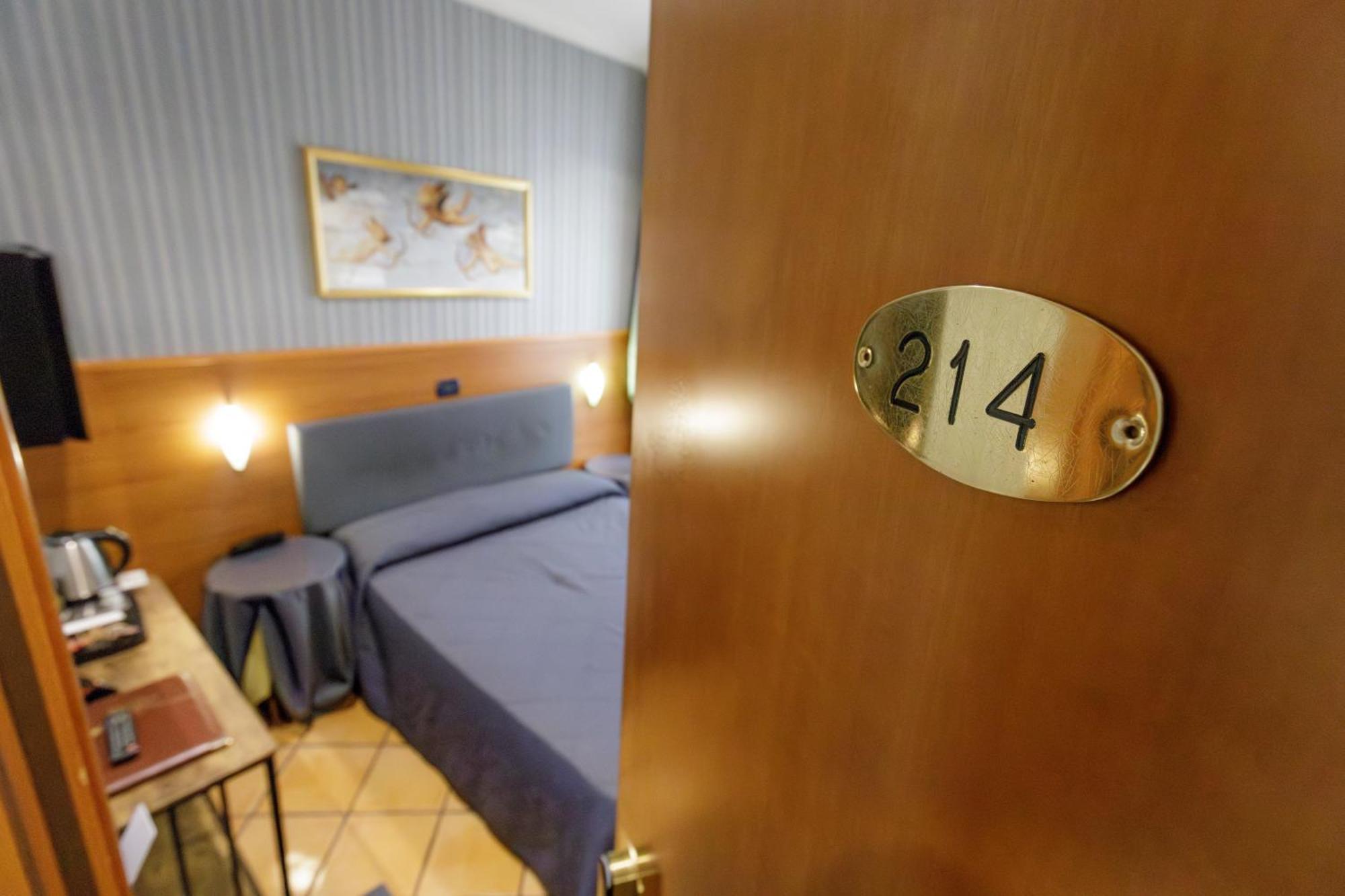 Lirico Hotel 3*