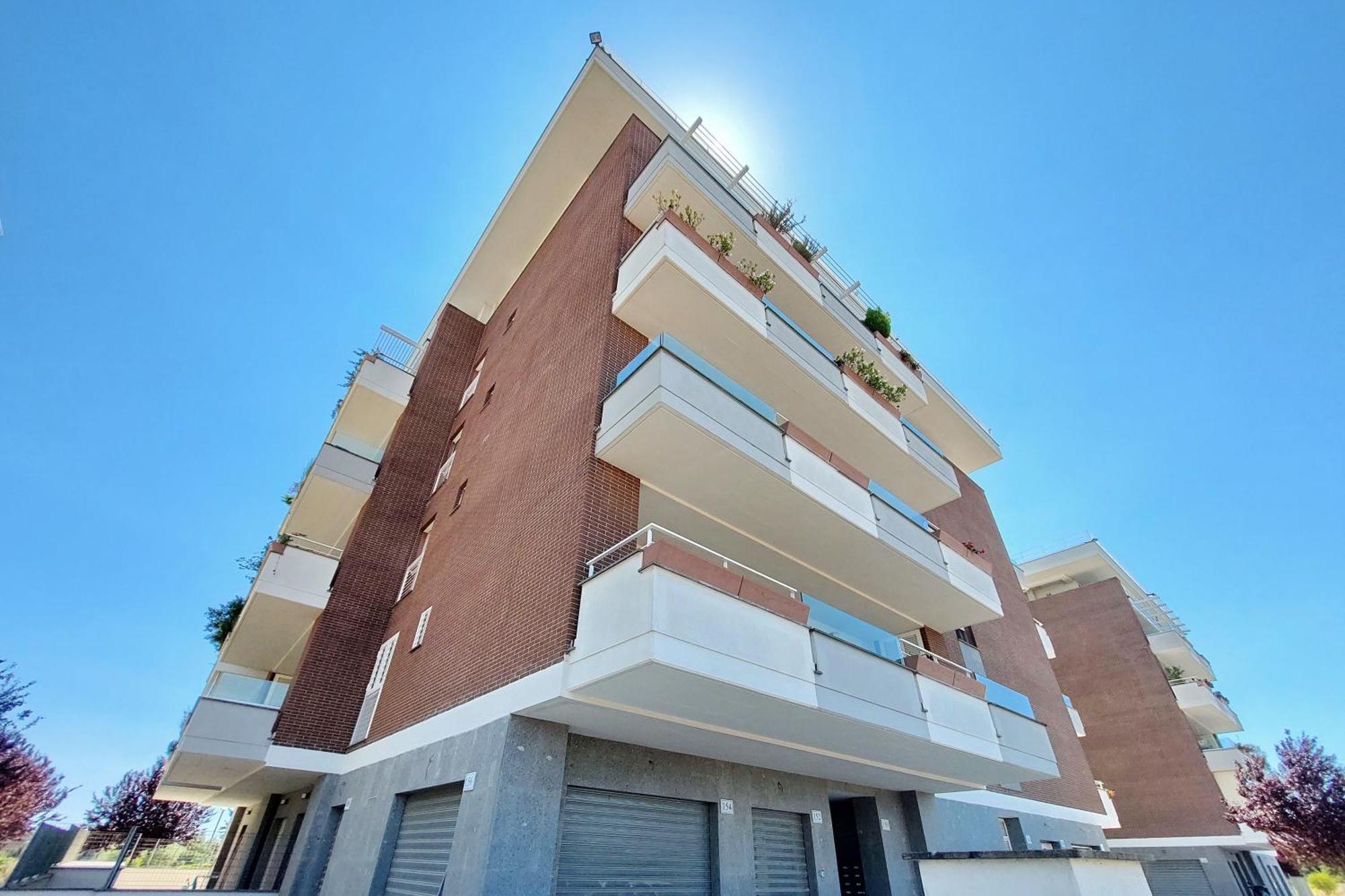 Comodo Con Terrazzo, Vicino Gemelli
