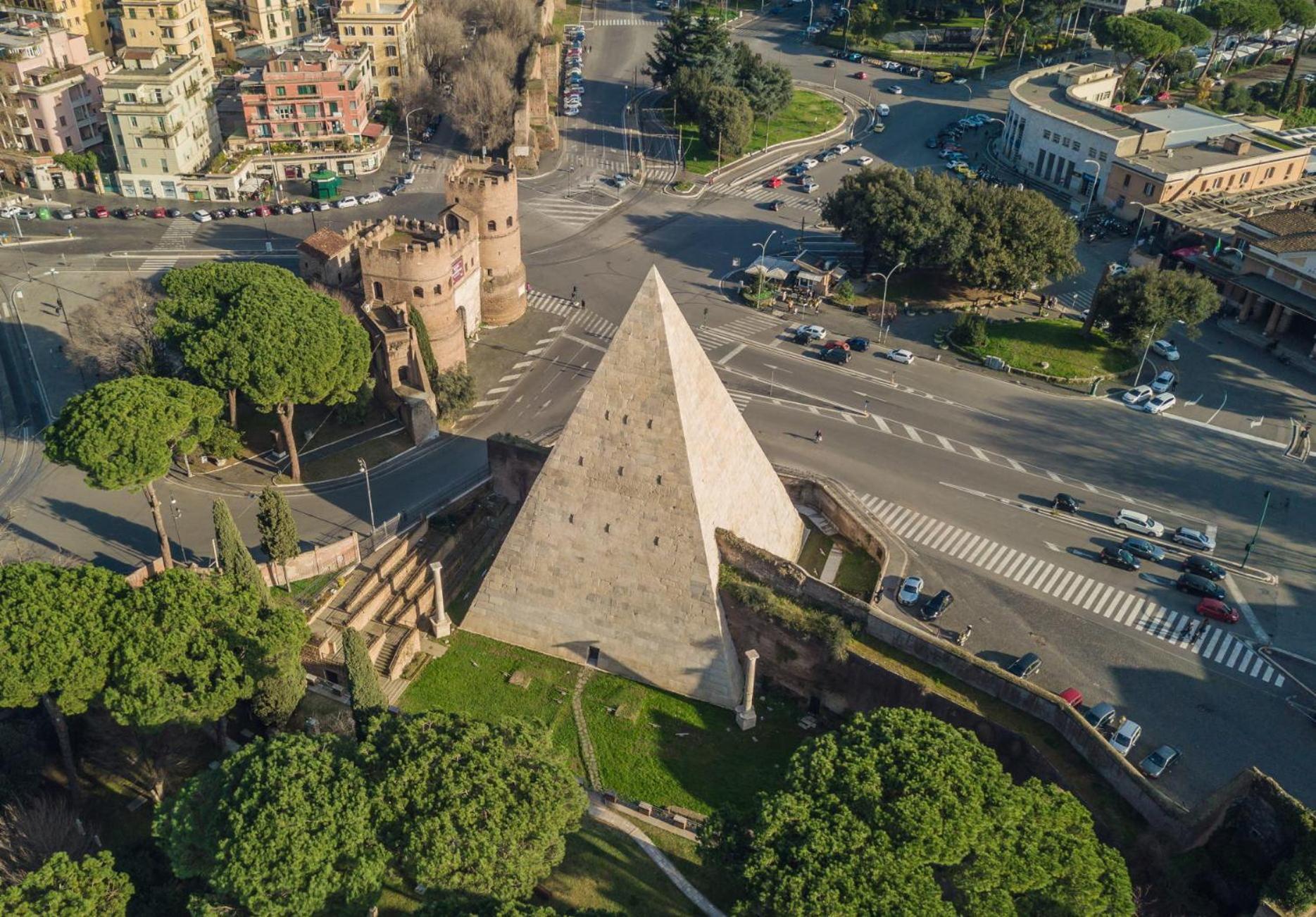 Piramide Deluxe Rome