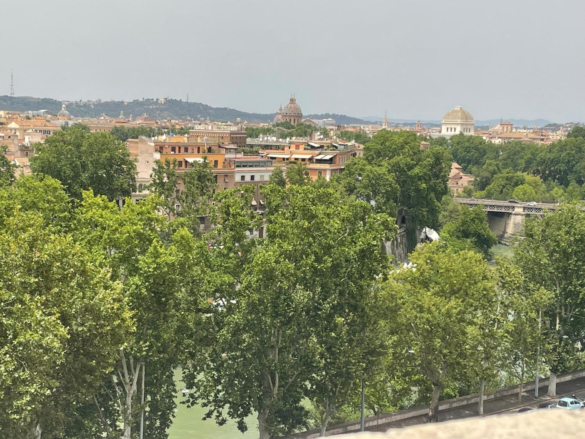 Deluxe One Bedroom Apartment, Perfect Location, Air Cond * Rome