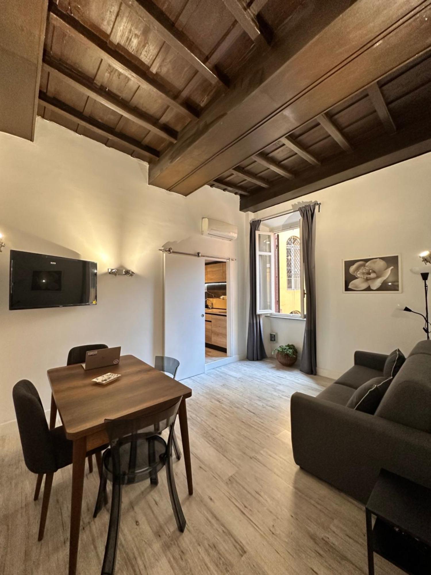 Pietro's Central Apartament *