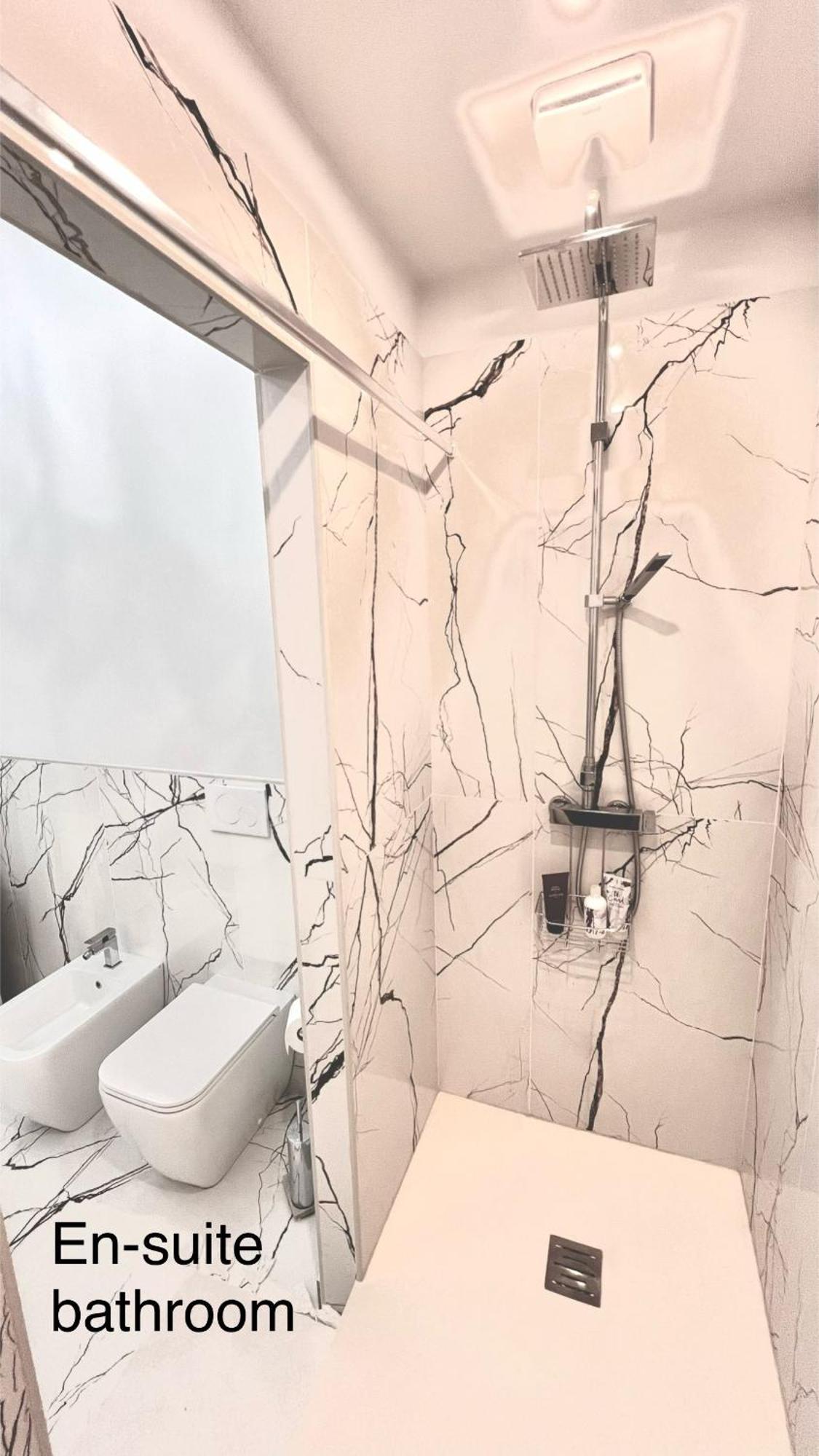 Apartment 3bdr In The Heart Of *