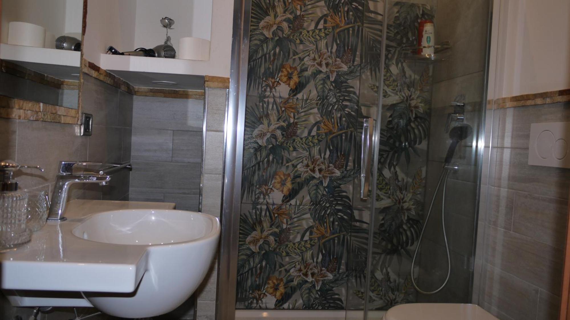 Charming With 3 Bedrooms Apartment *