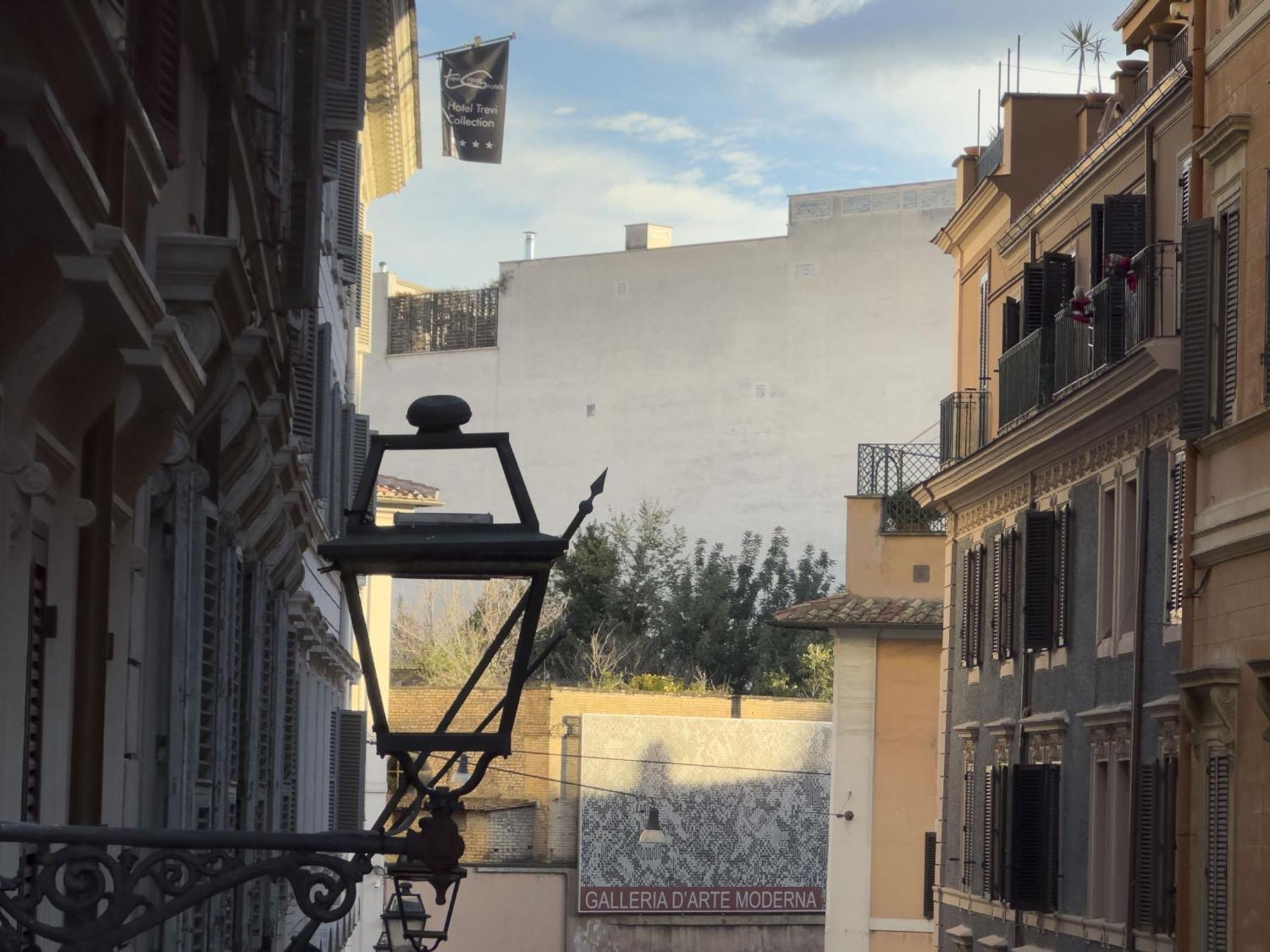 Spanish Steps Lovely With Balcony Apartment