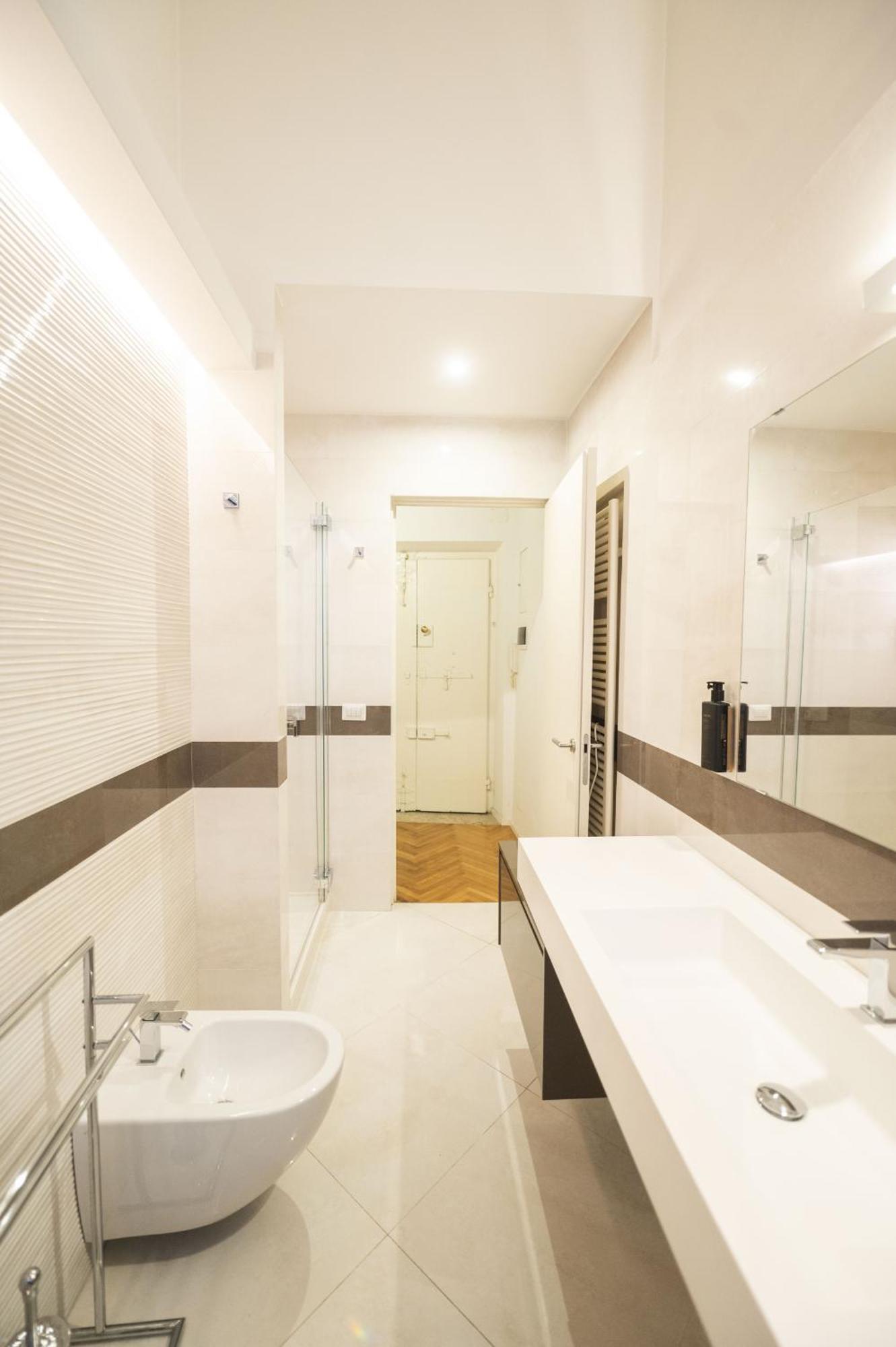 Spanish Steps Lovely With Balcony Apartment *