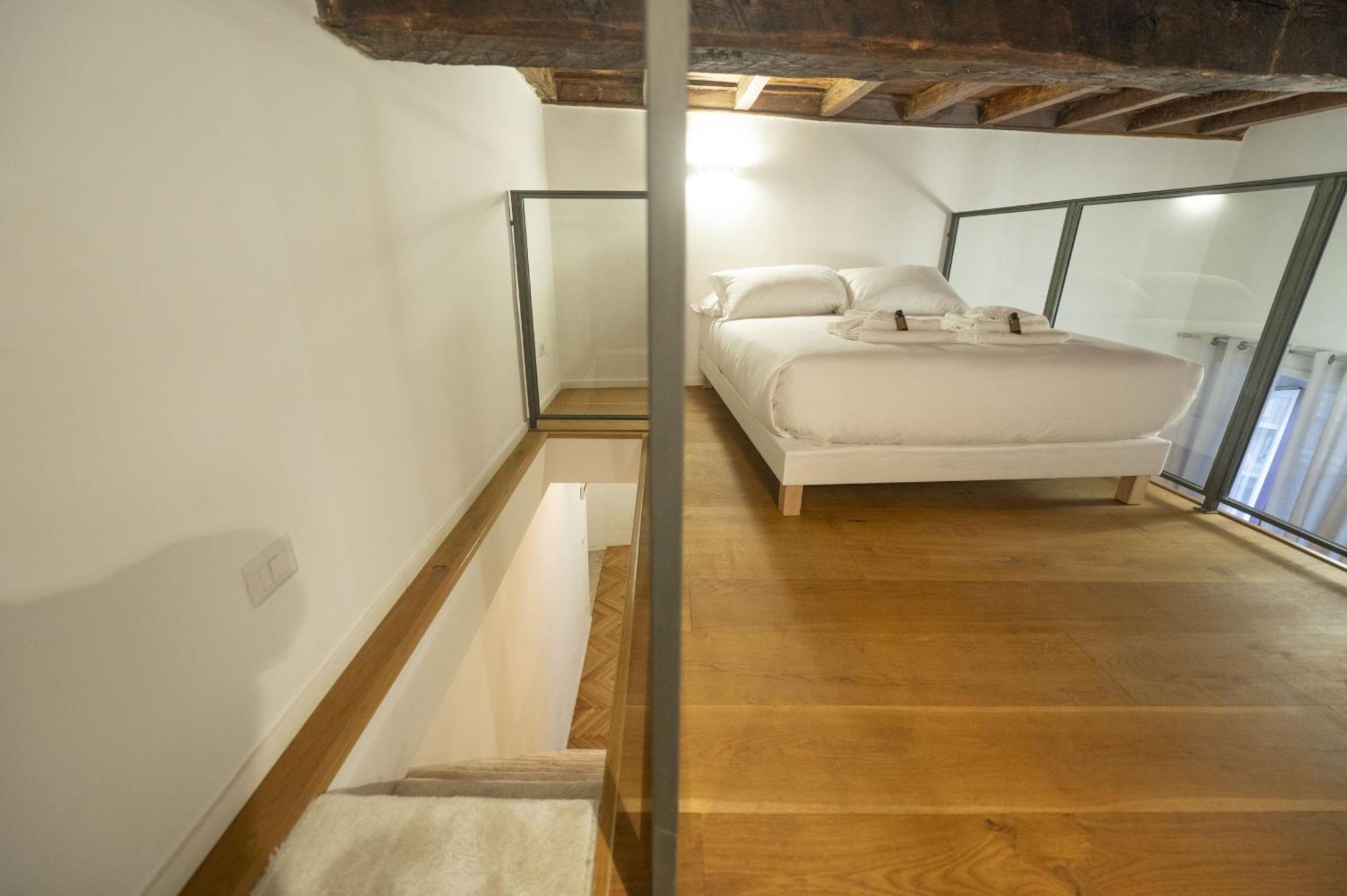 Spanish Steps Lovely With Balcony Apartment