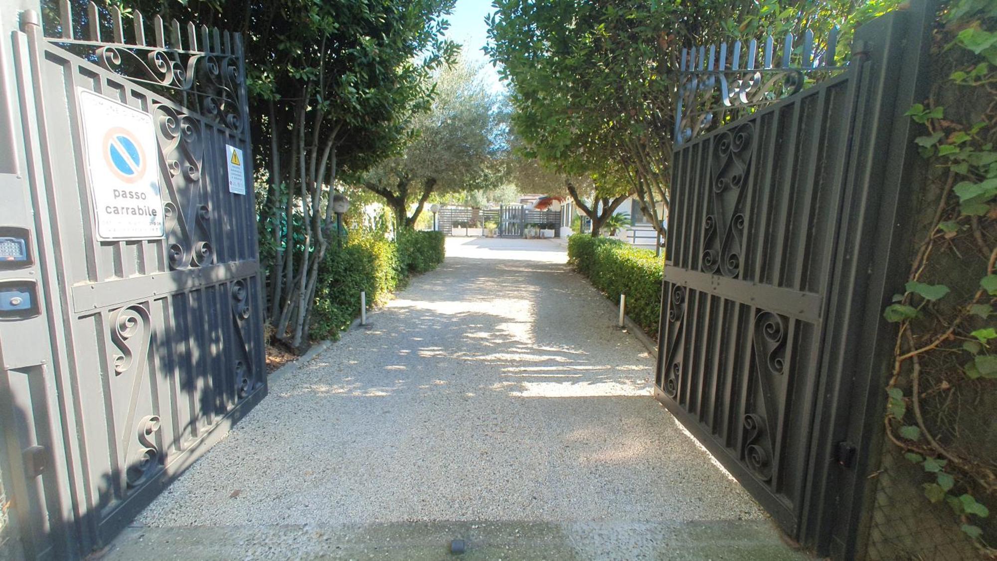 Lilli Urban Garden - Private Garden And Reserved Free Parking In Detached House Surrounded By The Greenery Of Rome