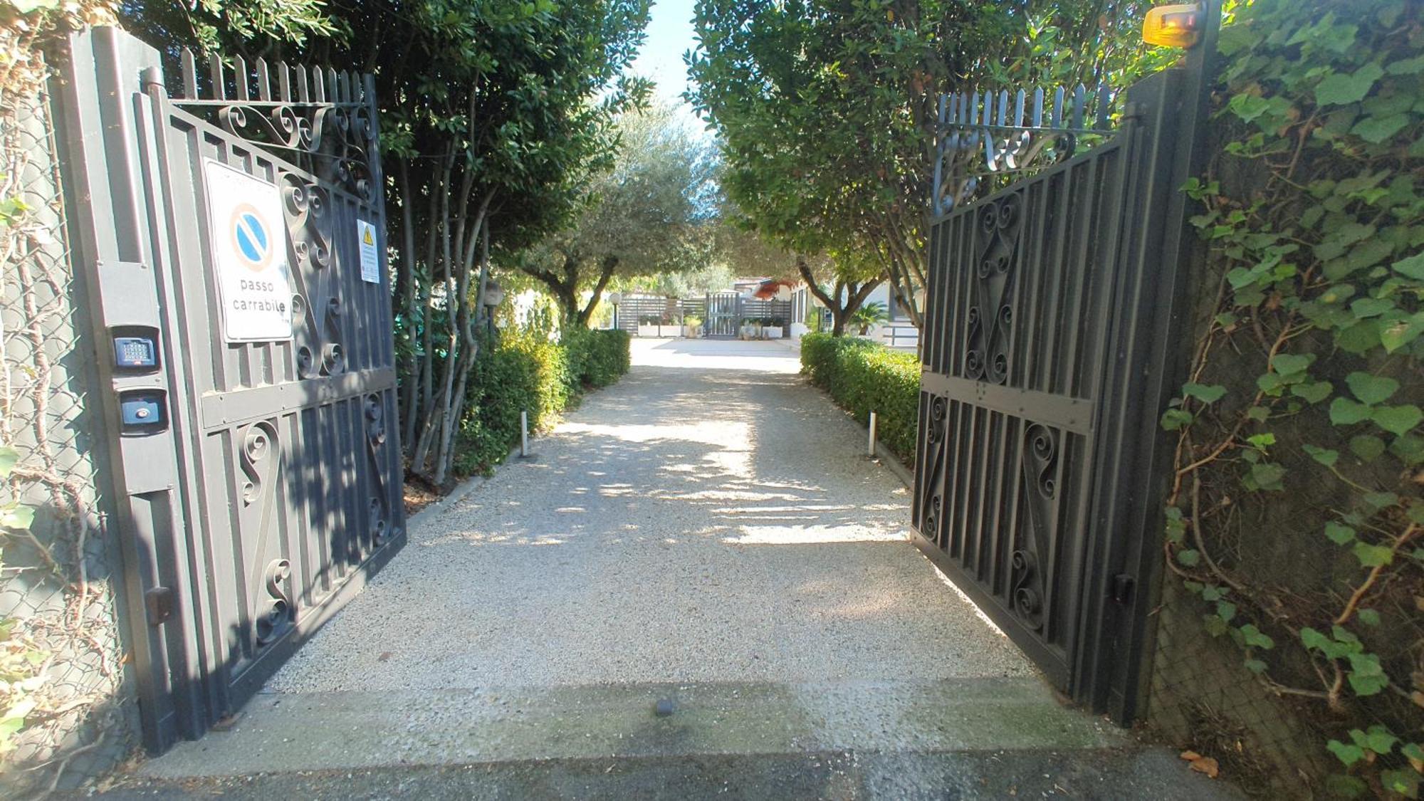 Lilli Urban Garden - Private Garden And Reserved Free Parking In Detached House Surrounded By The Greenery Of Rome