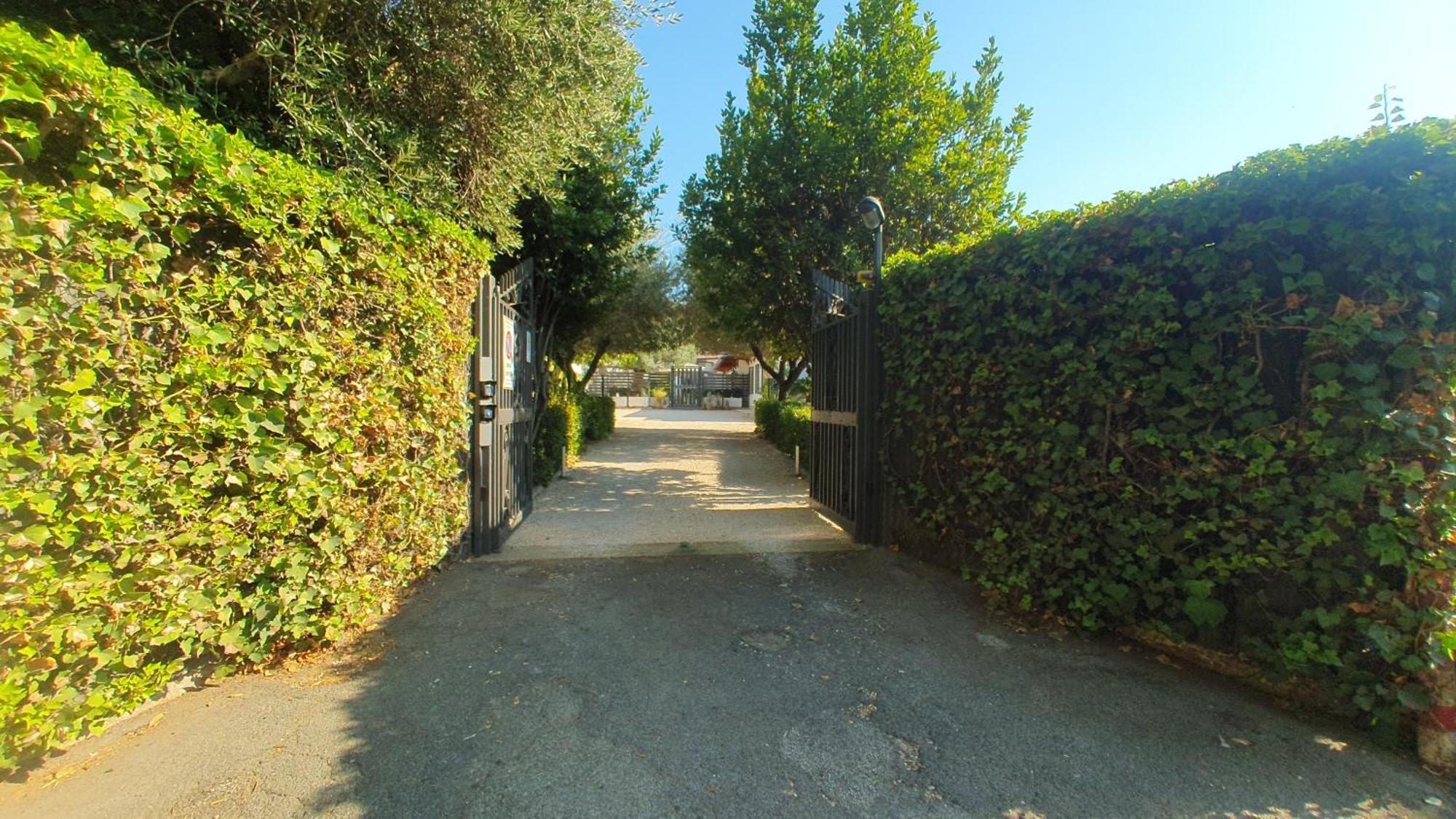 Apartment Lilli Urban Garden - Private Garden And Reserved Free Parking In Detached House Surrounded By The Greenery Of