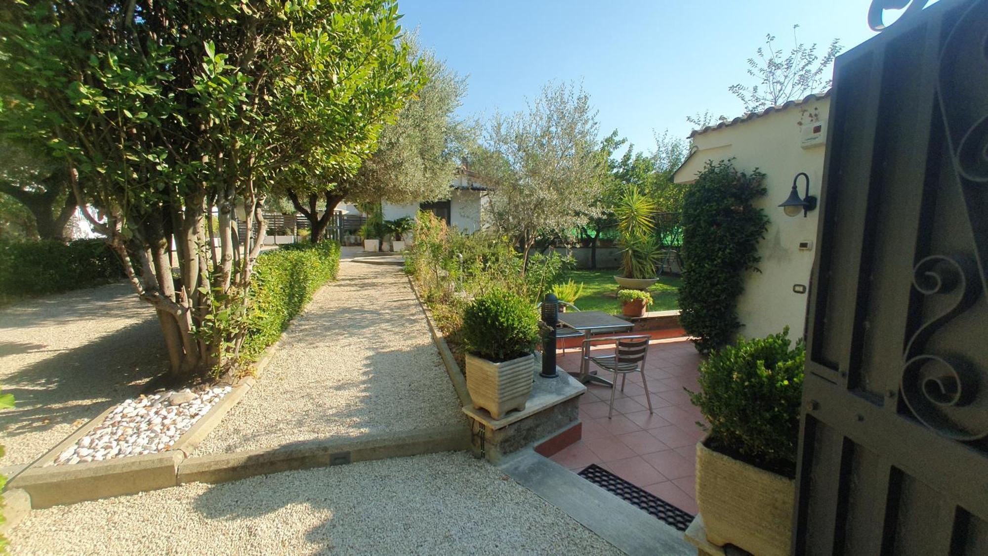 Lilli Urban Garden - Private Garden And Reserved Free Parking In Detached House Surrounded By The Greenery Of Apartment Rome