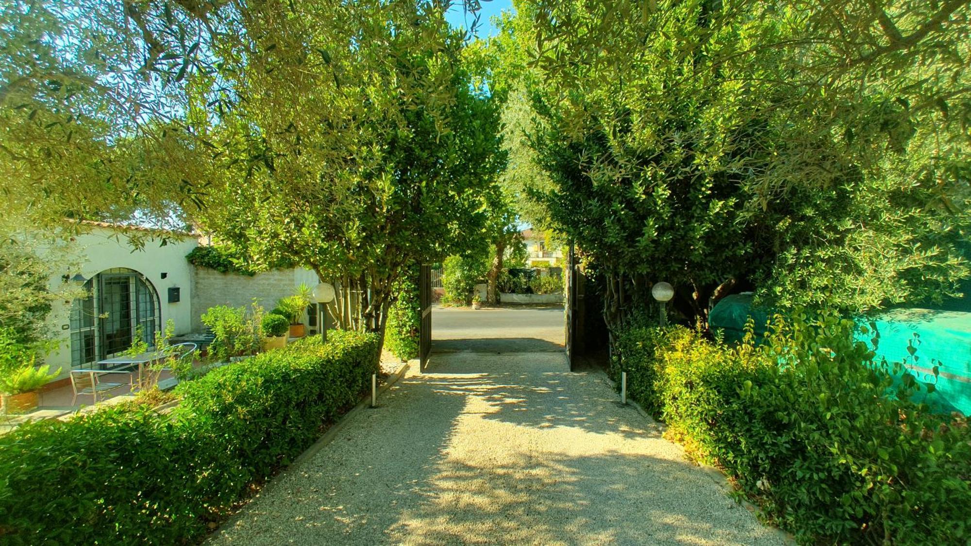 Lilli Urban Garden - Private Garden And Reserved Free Parking In Detached House Surrounded By The Greenery Of Rome