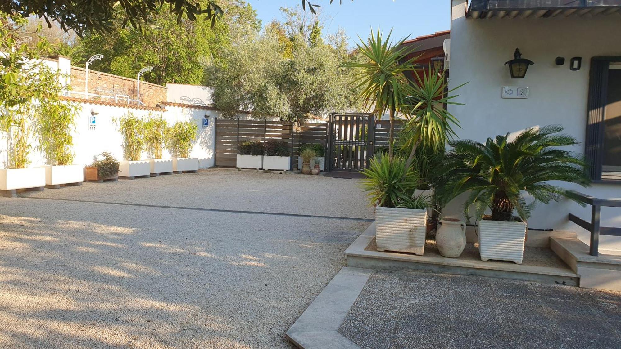 Apartment Lilli Urban Garden - Private Garden And Reserved Free Parking In Detached House Surrounded By The Greenery Of Rome