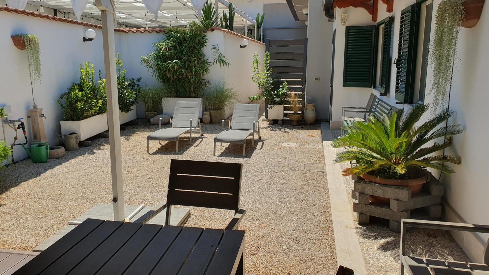 Apartment Lilli Urban Garden - Private Garden And Reserved Free Parking In Detached House Surrounded By The Greenery Of