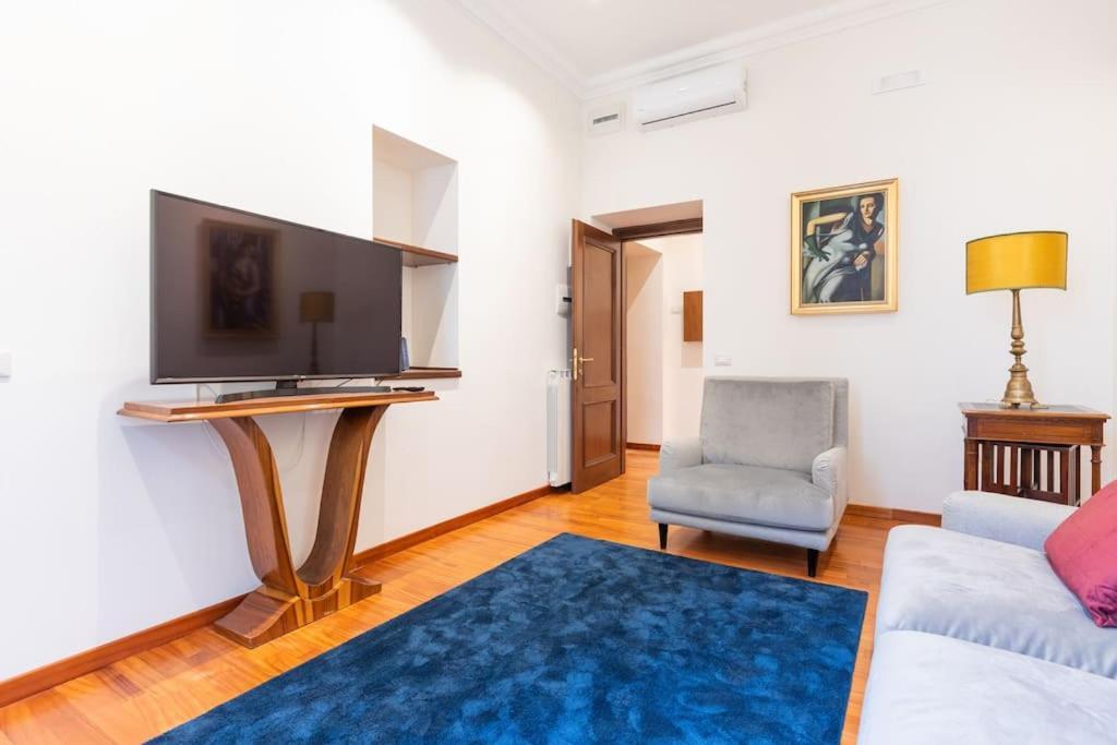 Elegant Salandra Rome