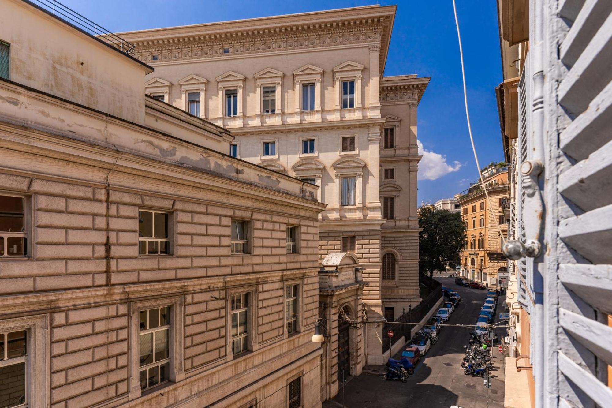 Stylish Flat Near Colosseum Rome