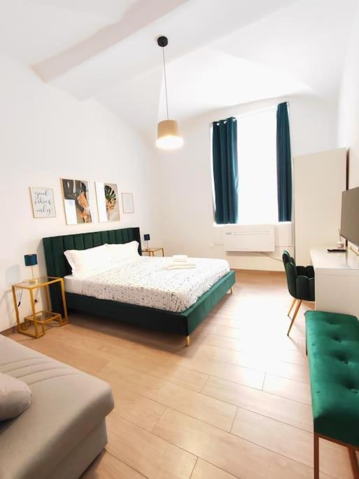 The Gold Apartment *