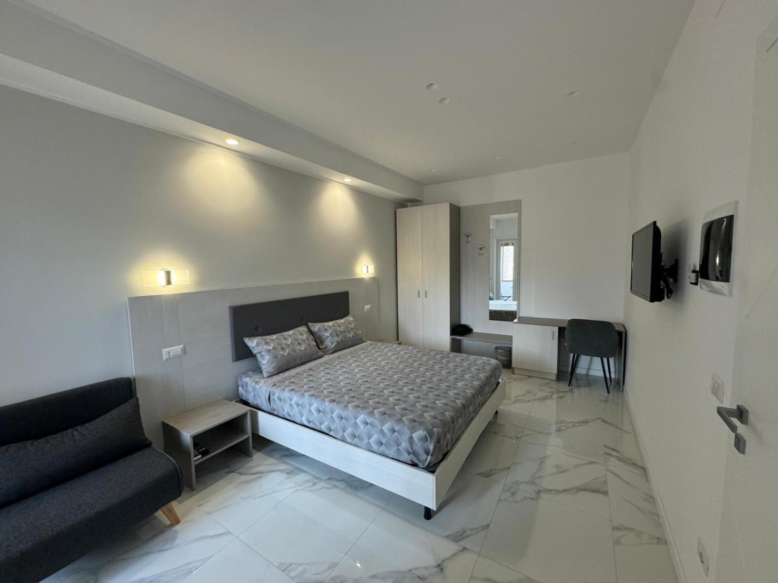 Alba White * Roma