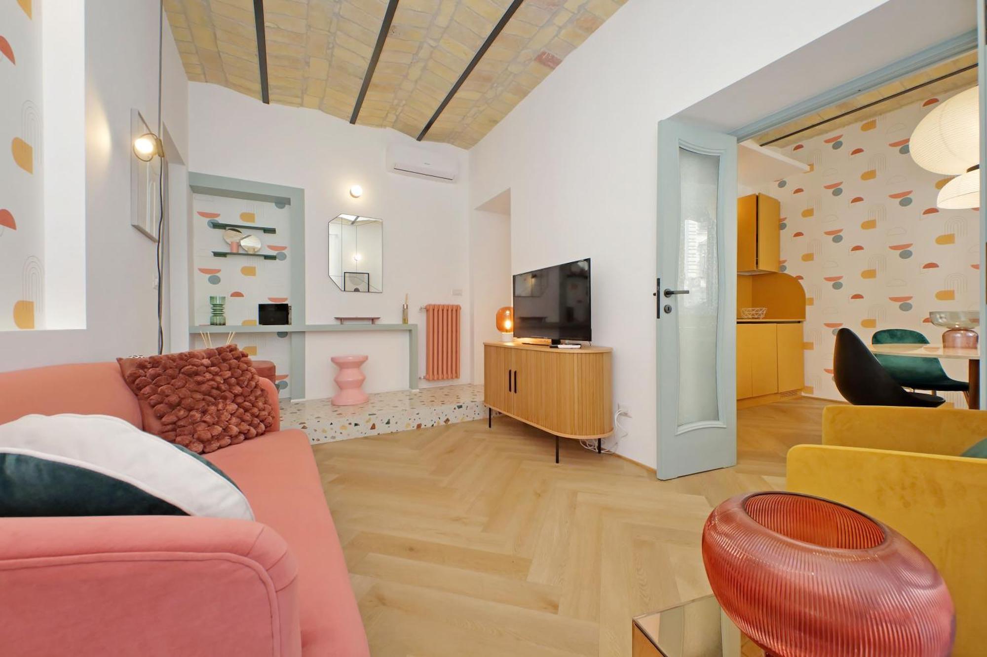 Ych-colorful And Classy Near Fori Imperiali Rome