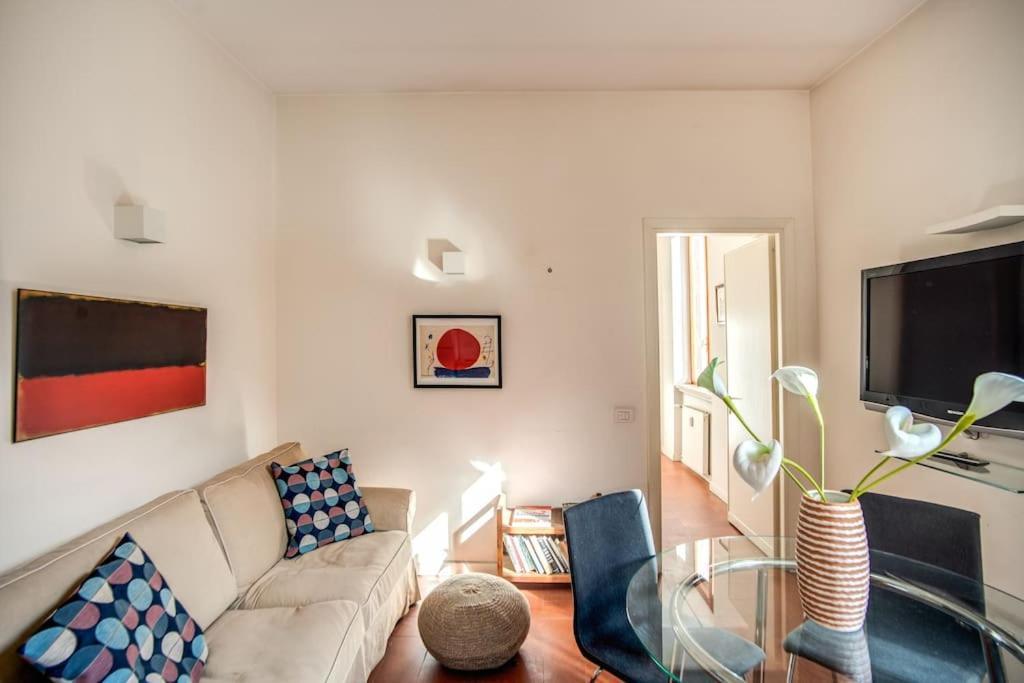 Charming House By The Colosseum Apartment *