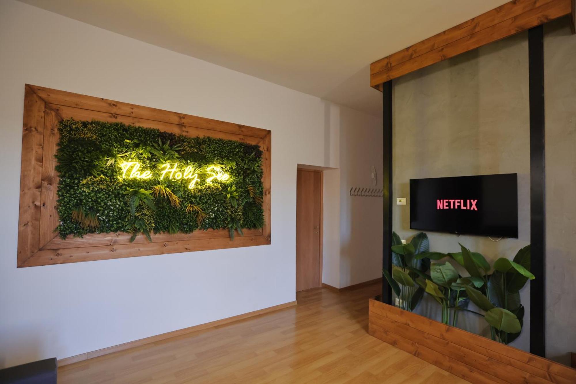 The Holy Apartamento *