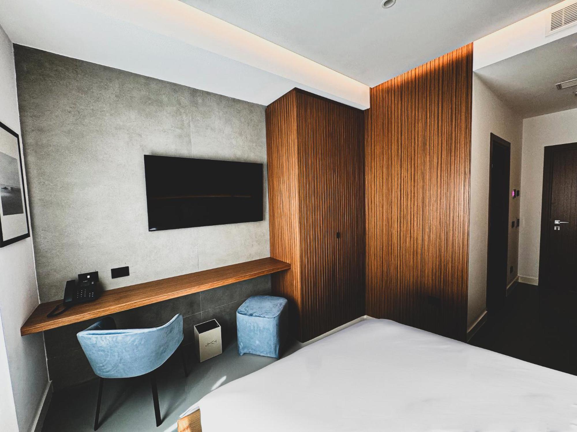 J Maluni Hotel Rome
