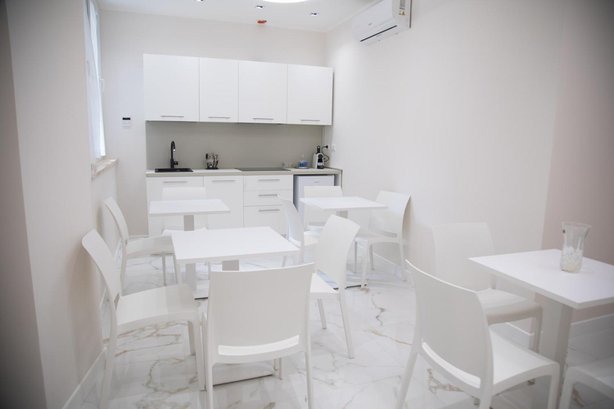Roxy Luxury House Couette-café