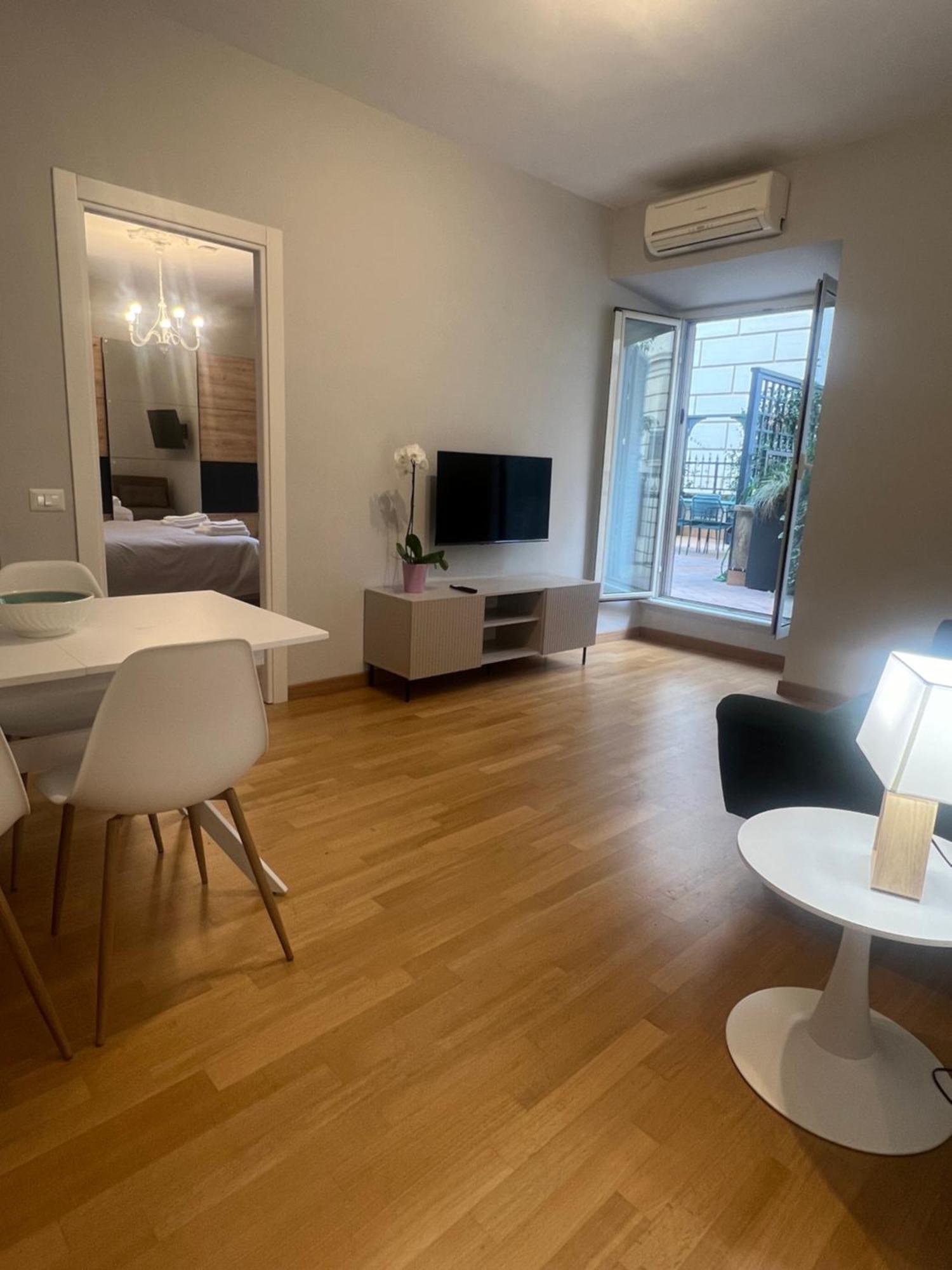 Savoia Design With Terrace - Center Apartment
