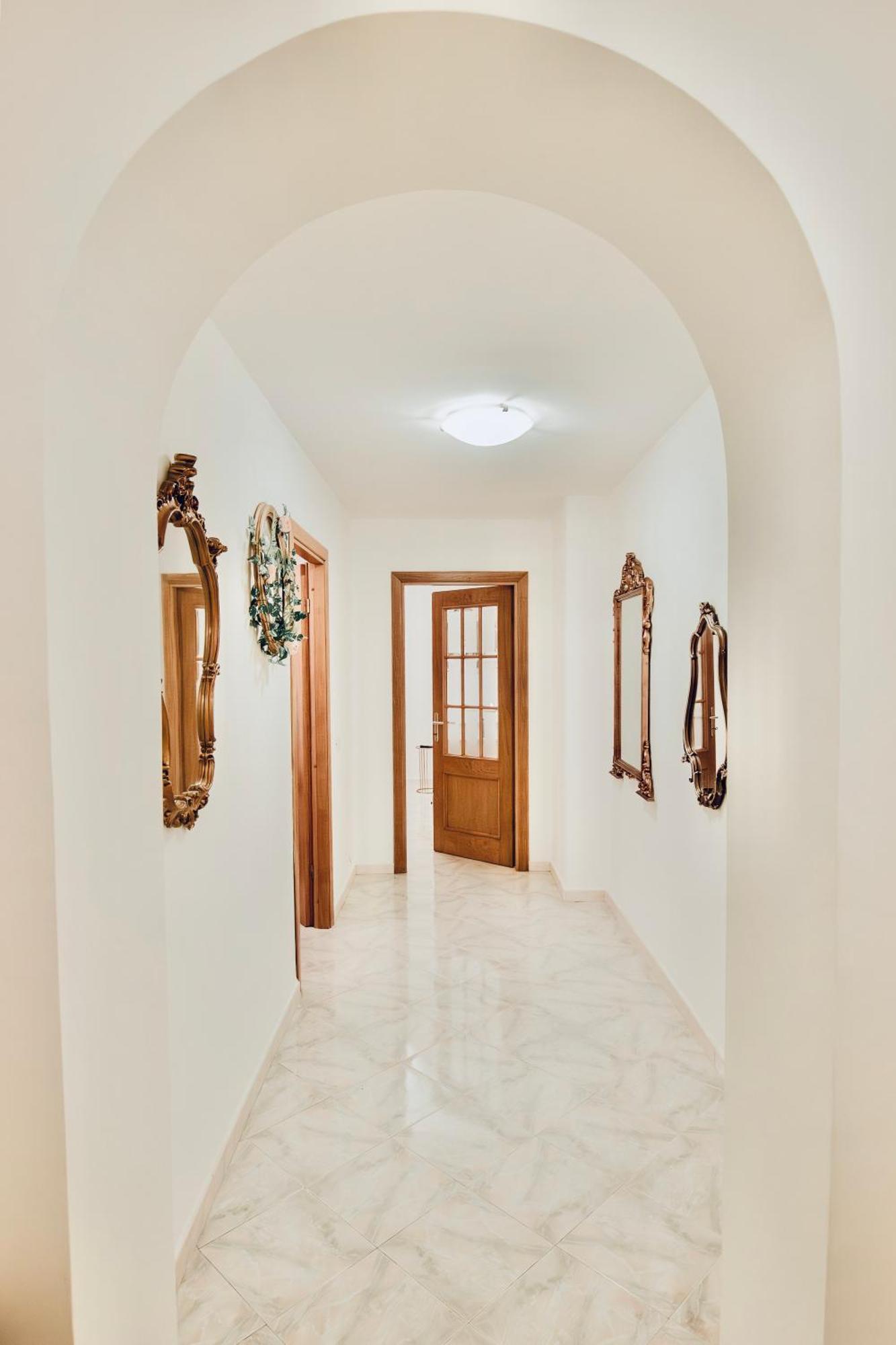 Golden Luxury - San Giovanni - 10 Min To Basilica Of San Giovanni - 25 Min To Colosseum Appartement Rome