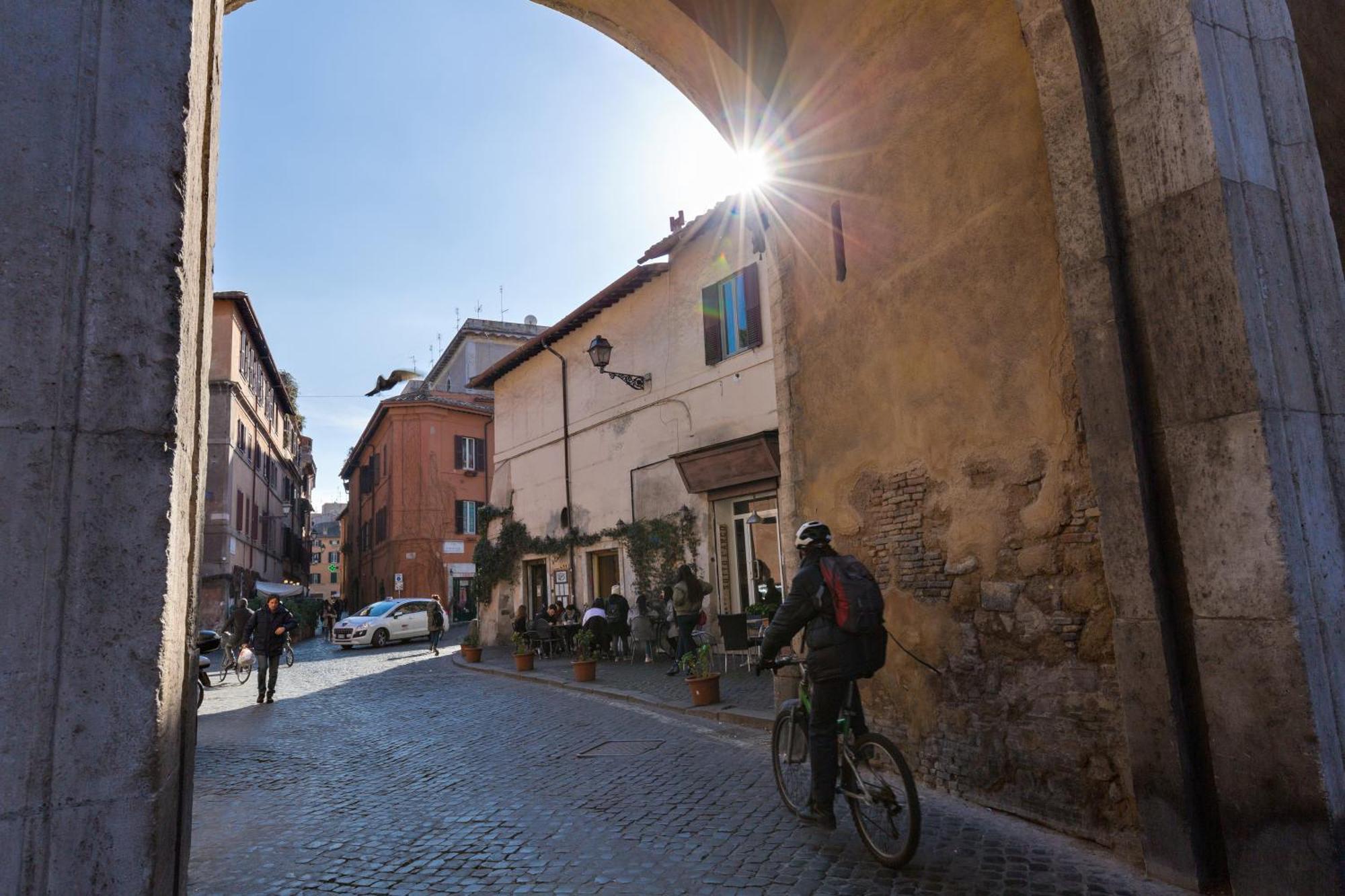 Trastevere House With Balcony,quiet New Apartment Rome
