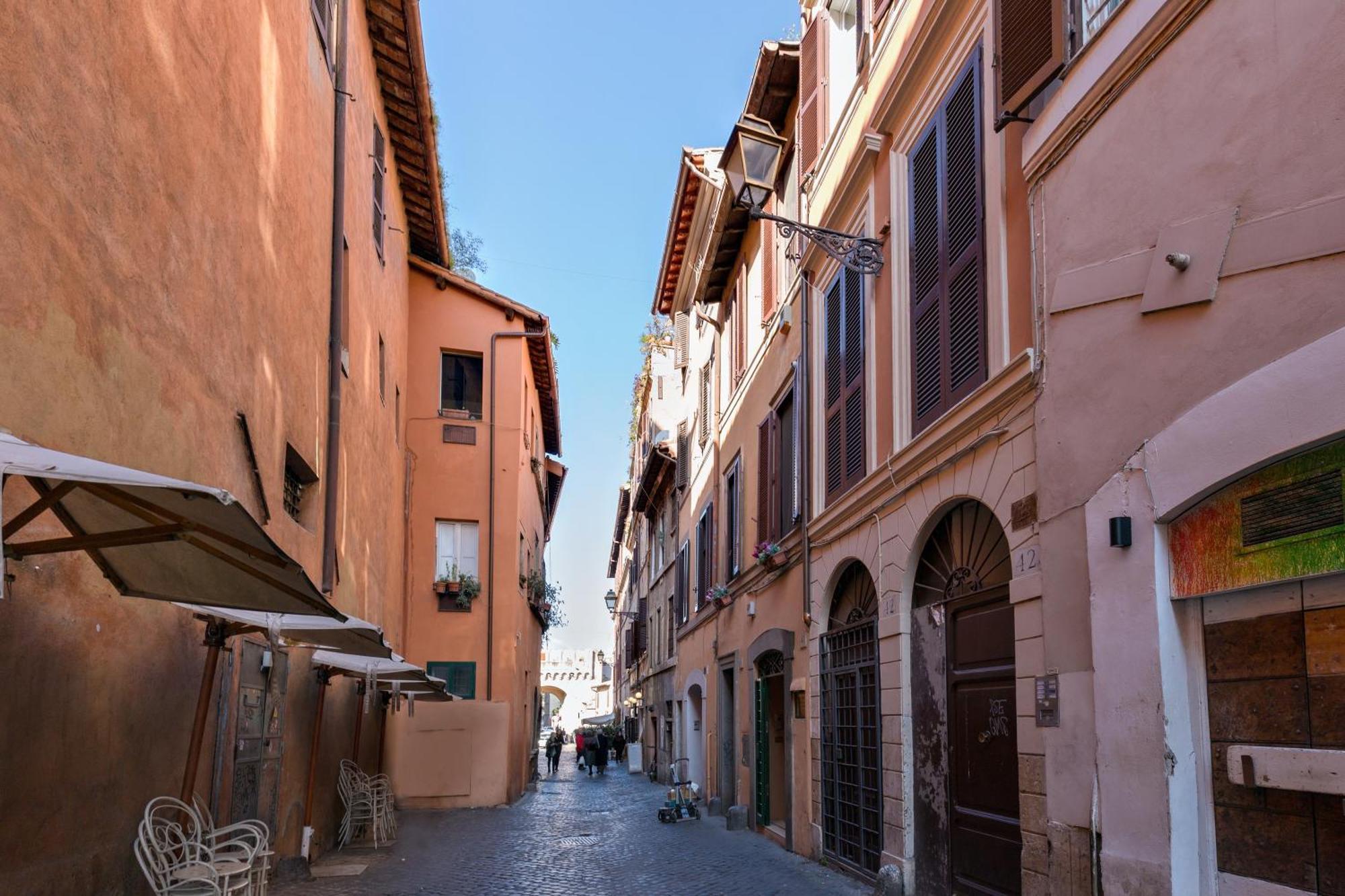 Trastevere House With Balcony,quiet New Rome