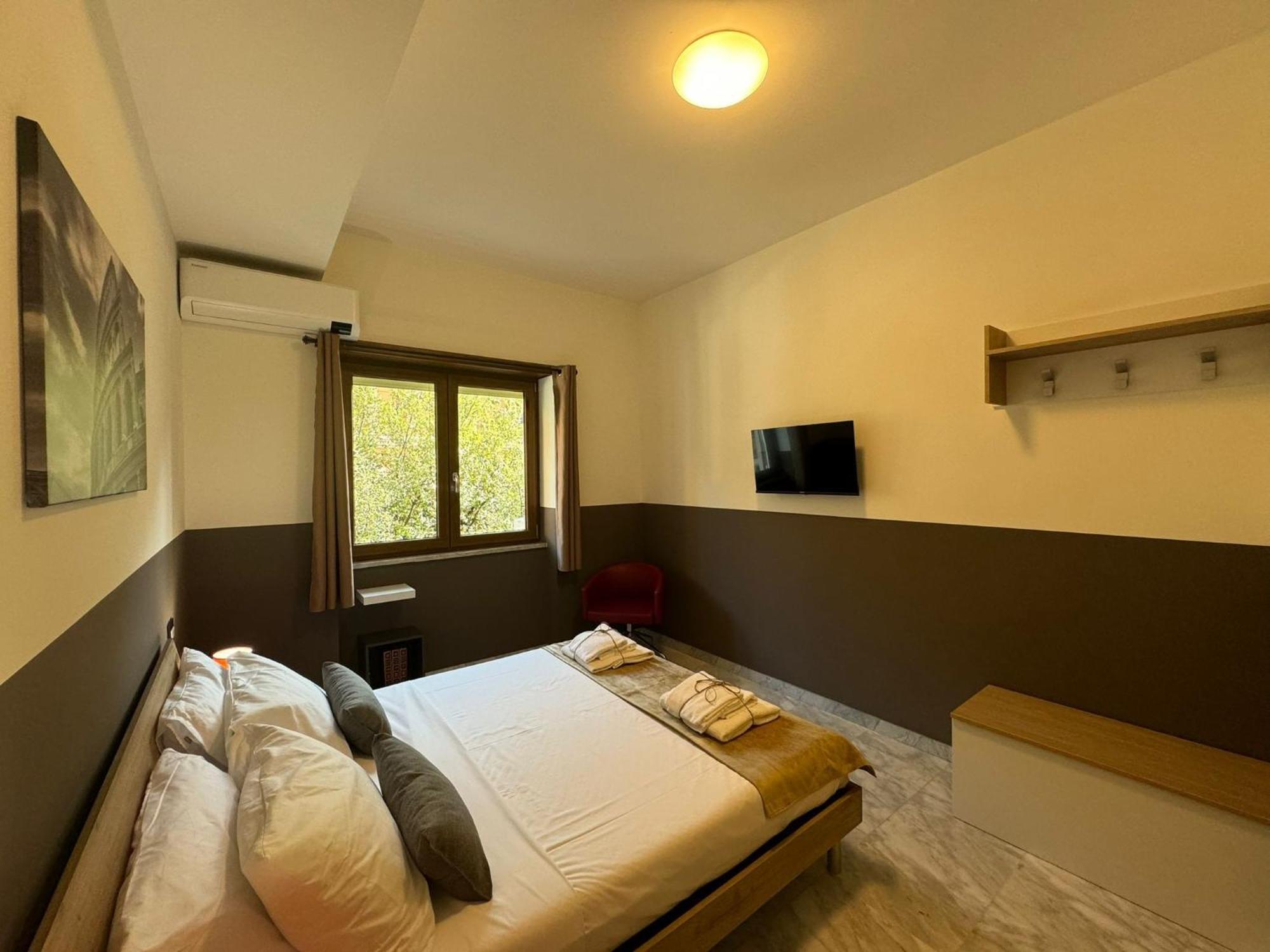 Laura's House In Alberone Apartamento Roma