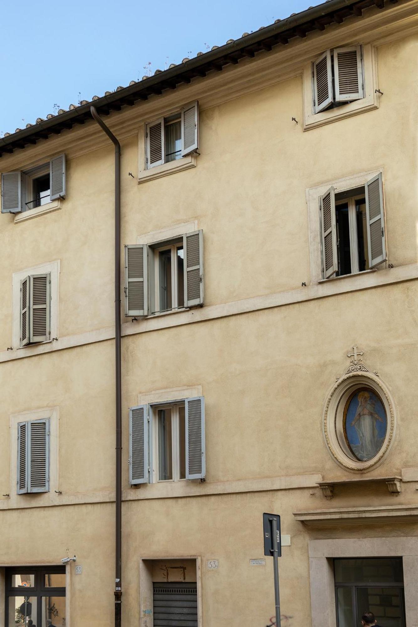 Views Of The Coliseum Apartment *