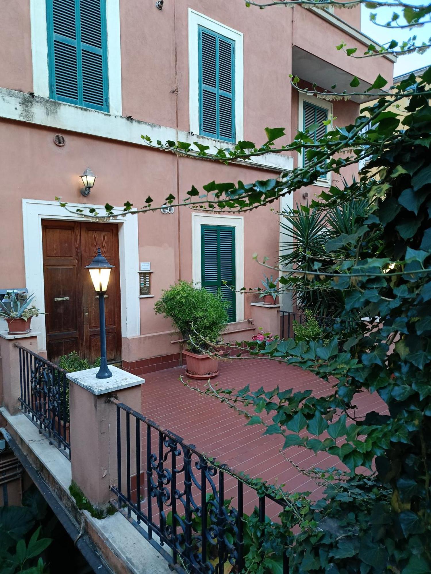 Trastevere Hill Colosseum * Rome