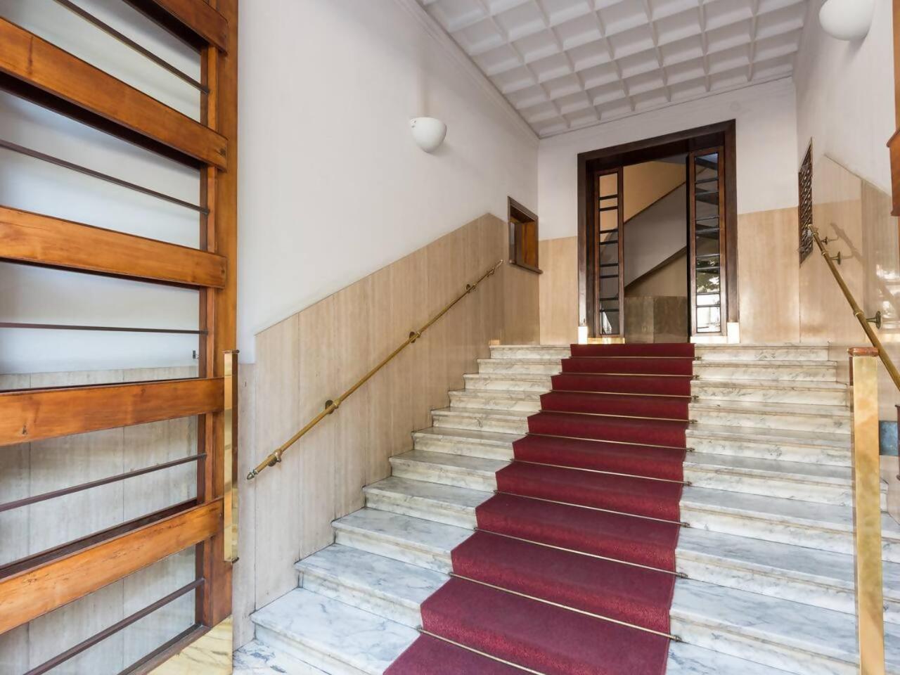 Delightful Penthouse View St Peter Apartment