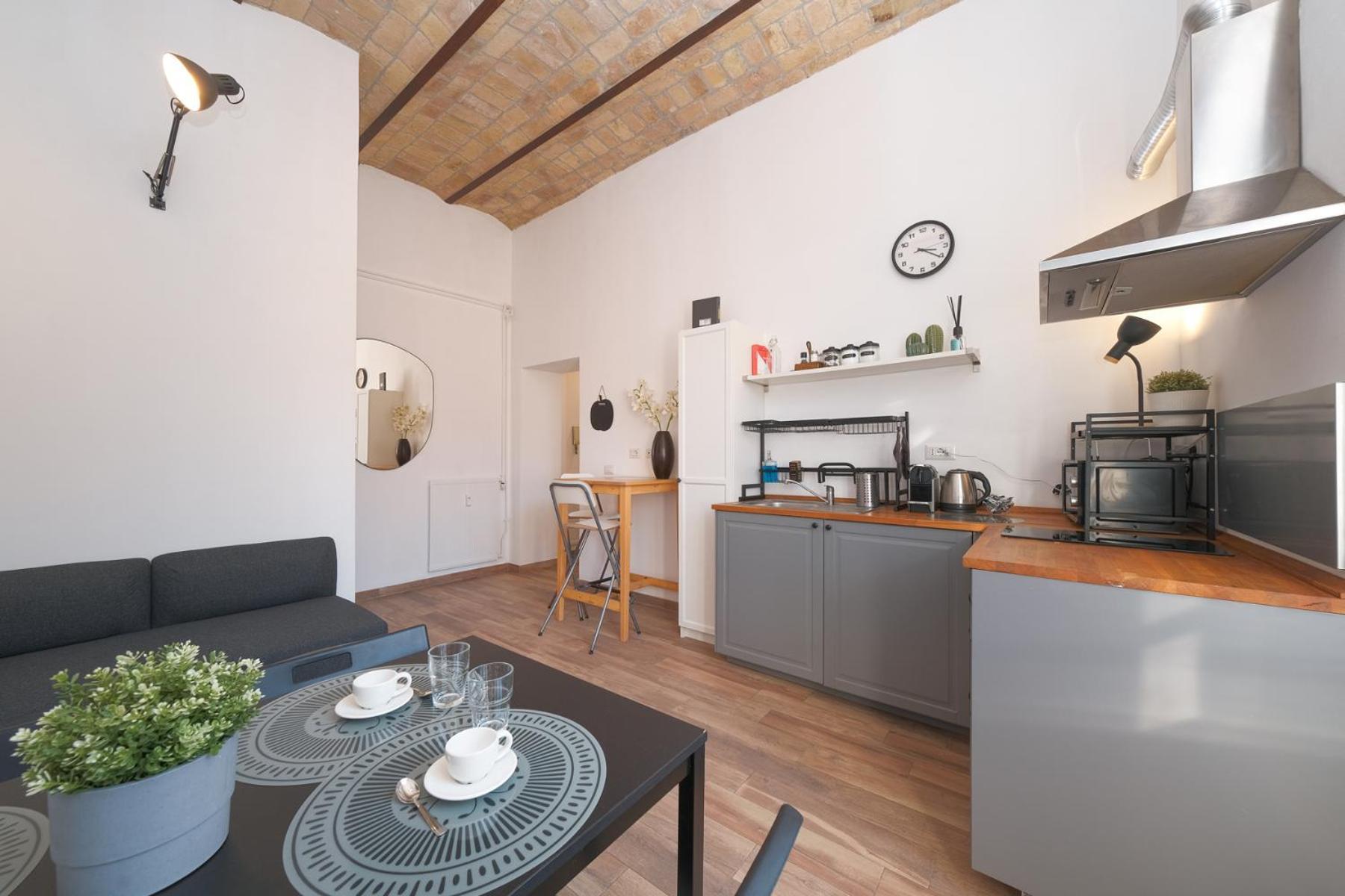Elena's - Piramide Metro Station Apartment Rome