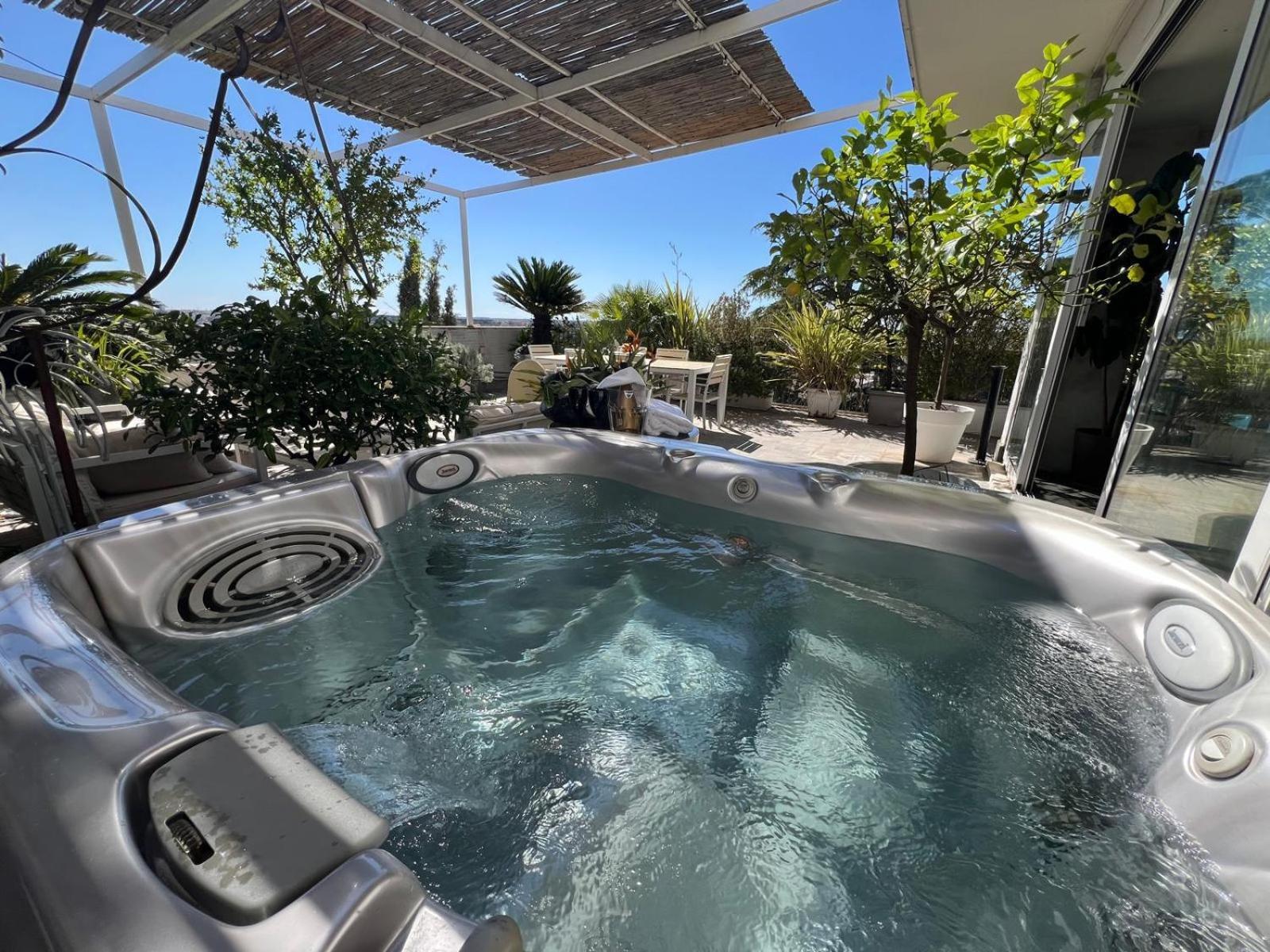 Skyline Penthouse With Jacuzzi Apartment