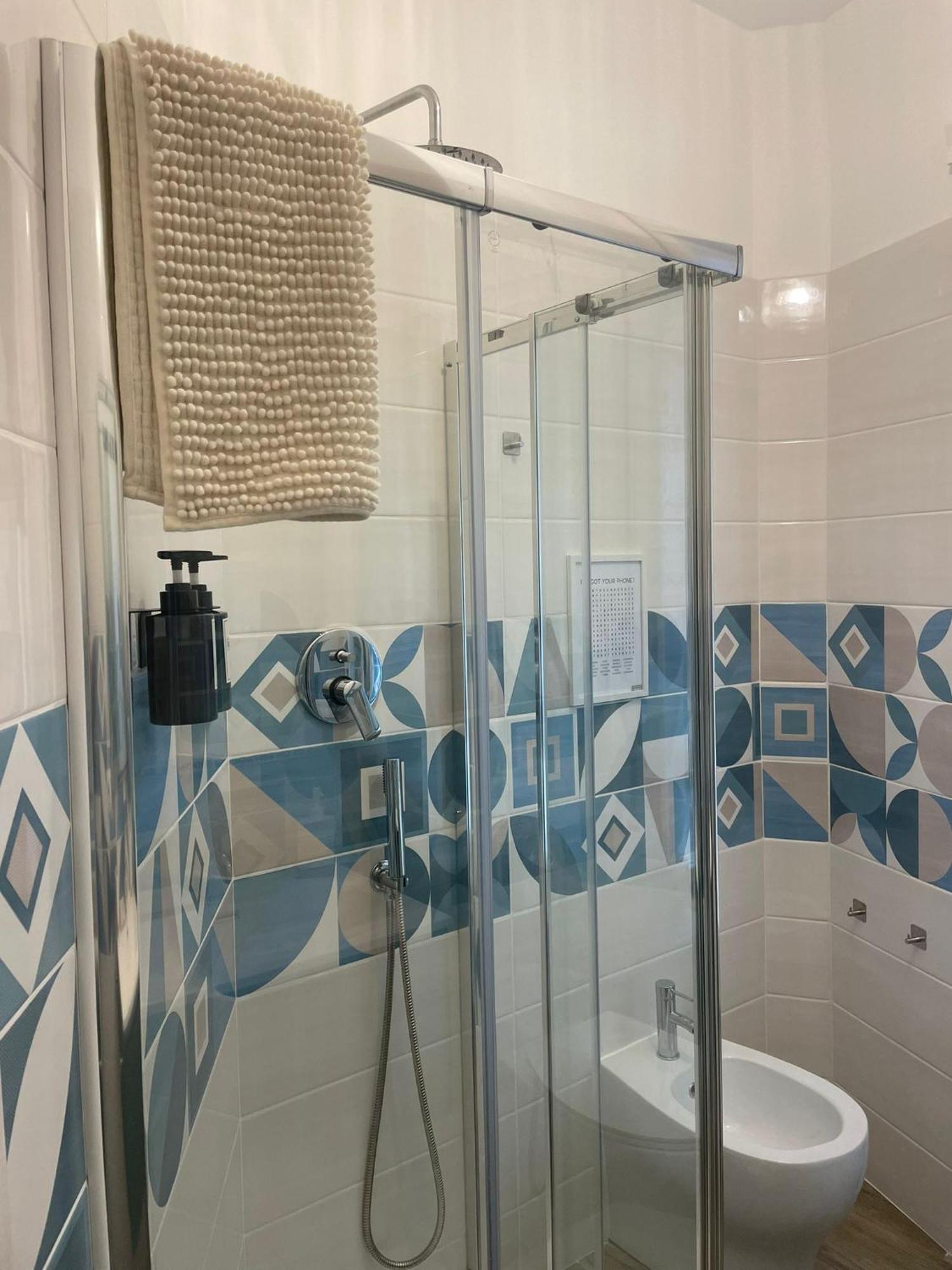 2 Bagni, 2 A Piramide Ostiense Rome